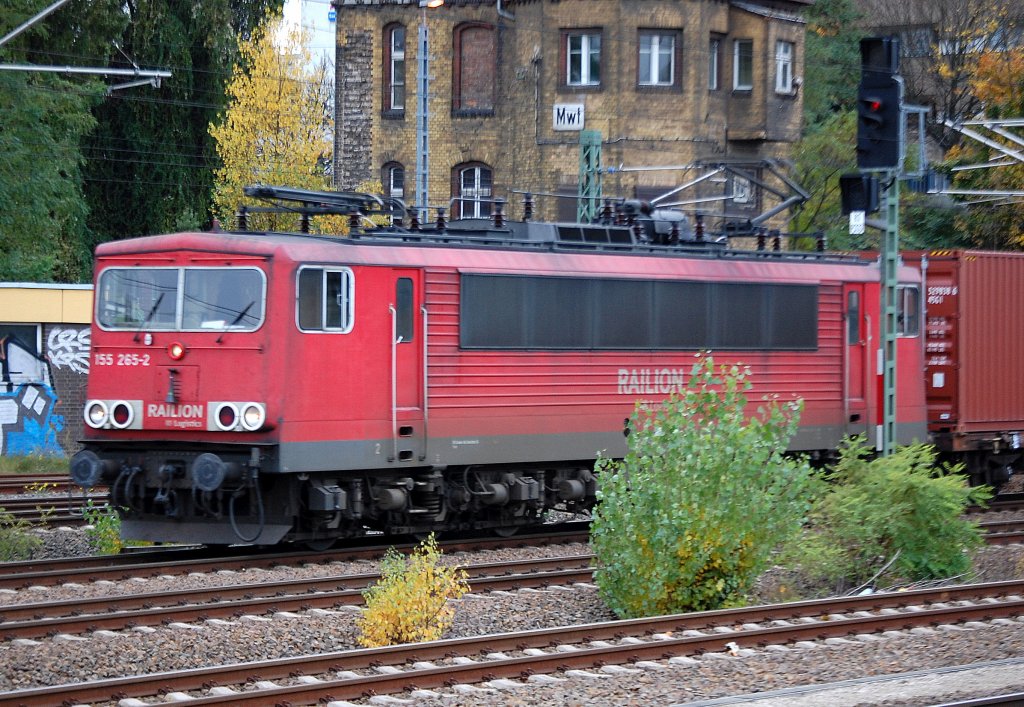 155 265-2 mit einem Containerzug Richtung Berlin-Wedding, 28.10.10 Berlin-Beusselstr.