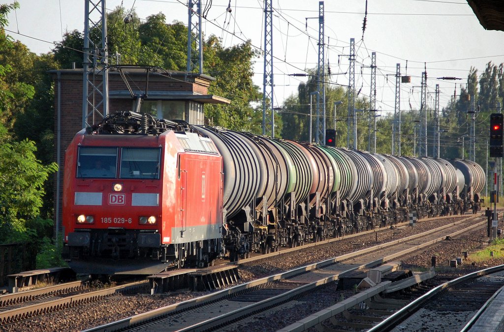 185 029-6 mit Kesselwagenzug Richtung Bernau, 02.08.13 Berlin-Karow.