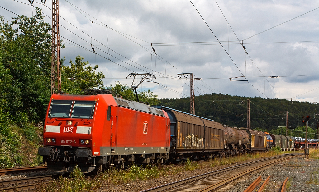 185 072-6 der DB Schenker Rail mit gemischtem G�terzug f�hrt am 06.07.2012 durch Rudersdorf in Richtung Siegen.