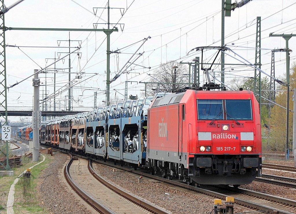 185 217-7 mit einem PKW-Transportzug bestehend aus franzsischen und belgischen Doppelstocktransportwagen vom Einsteller SITFA beladen mit fabrikneuen Ford Modell Focus, 16.04.11 Bhf. Flughafen Berlin-Schnefeld.