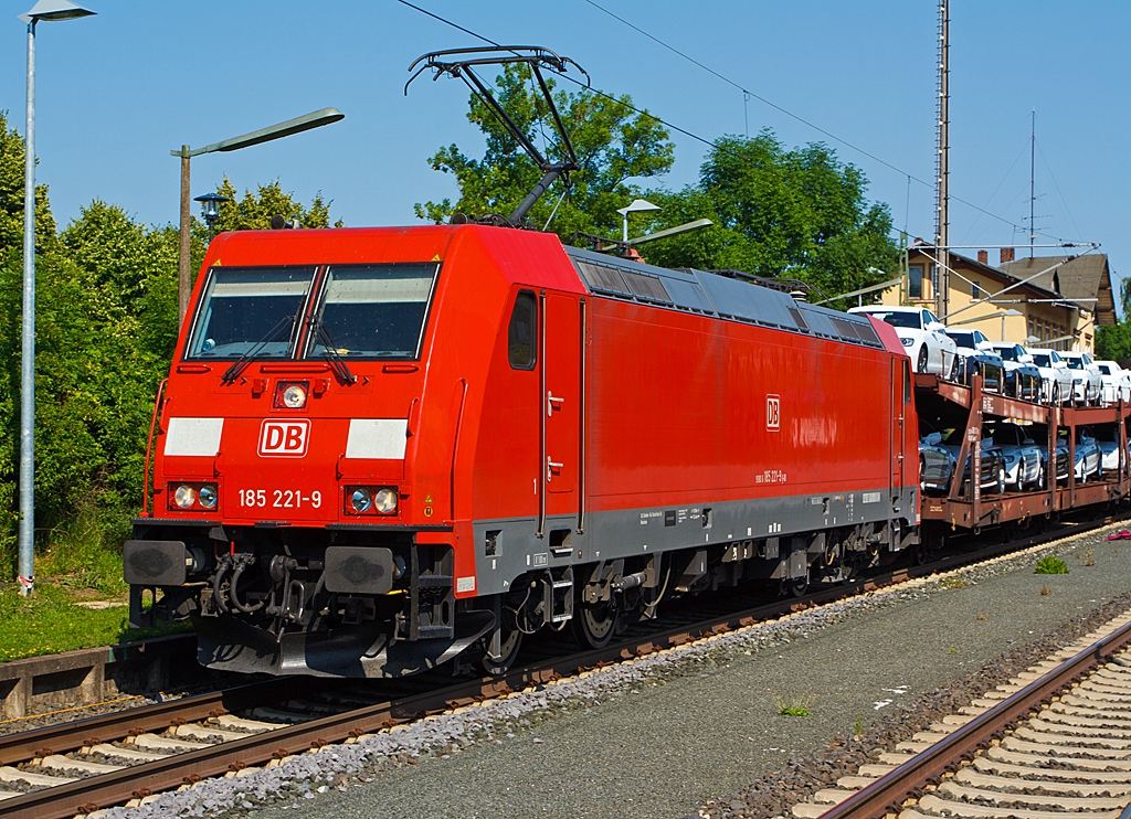 185 221-9 der DB Schenker Rail (eine Bombardier TRAXX F140 AC2) zieht am 07.07.2013 einen sehr langen Autozug (mit Neuwagen der Marke mit den vier Ringen) durch den Bahnhof Ehringshausen (Kr. Wetzlar). 
Die Lok wurde 2005 bei  Bombardier in Kassel unter der Fabriknummer 33745 gebaut.
Technische Daten:
Netzspannungen: AC 15 kV/16.7 Hz, AC 25 kV/50Hz
Achsanordnung: Bo’Bo’ 
Antriebssystem: Tatzlagerantrieb
Radlast: 21 t 
Anzahl der Fahrmotoren: 4 
Max. Leistung: 5.600 kW (7.200 PS)
Max. Anfahrzugkraft: 300 kN 
Dienstgewicht: ca. 83 t
L�nge (�ber Puffer): 18.900 mm
H�chstgeschwindigkeit: 140 km/h