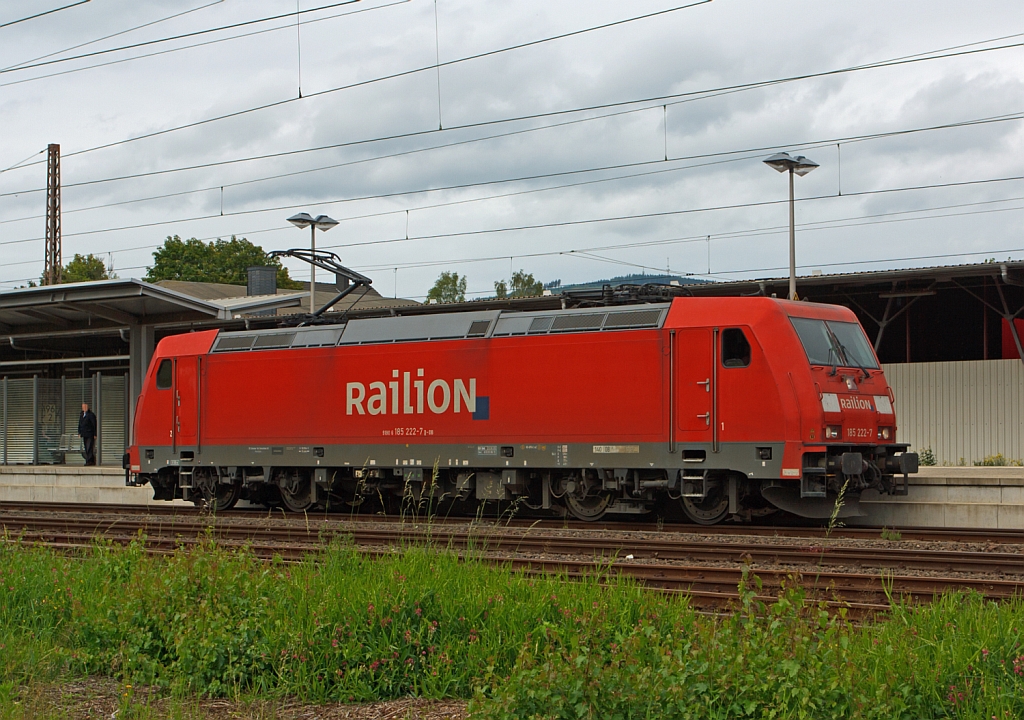 185 222-7 der DB Schenker Rail f�hrt am 16.07.2012 vom Bf Keuztal (Kr. Siegen) zum Rangierbahnhof Kreuztal.