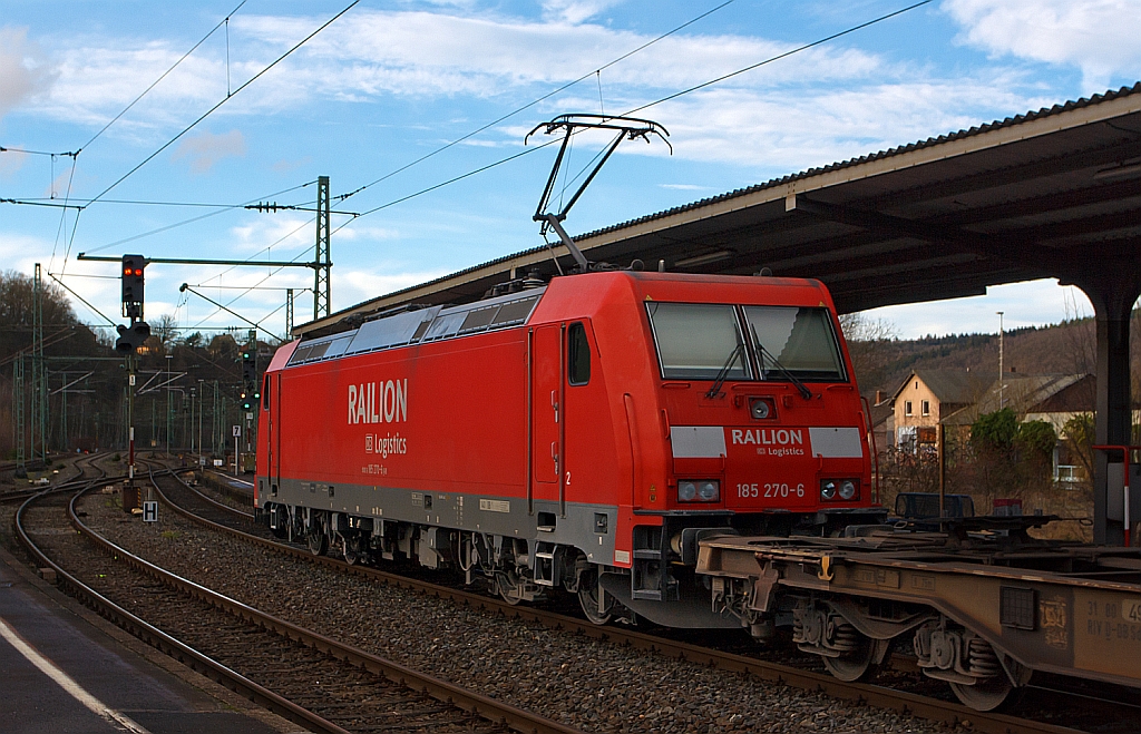 185 270-6 der DB Schenker Rail mit gem. G�terzug f�hrt am 15.12.2012 durch den Bahnhof Betzdorf/Sieg in Richtung K�ln. 
Die 185.2 (TRAXX F140 AC2) wurde 2009 bei Bombardier in Kassel unter der Fabriknummer 34690 gebaut.
Technische Daten:
Netzspannungen AC 15 kV/16.7 Hz, AC 25 kV/50Hz > Achsanordnung Bo’Bo’ >  Antriebssystem Tatzlagerantrieb > Radlast 21 t >
Anzahl der Fahrmotoren 4 > Max. Leistung 5.600 kW (7.200 PS) > Max. Anfahrzugkraft 300 kN > Dienstmasse ca. 83 t >
L�nge (�ber Puffer) 18.900 mm > H�chstgeschwindigkeit  140 km/h