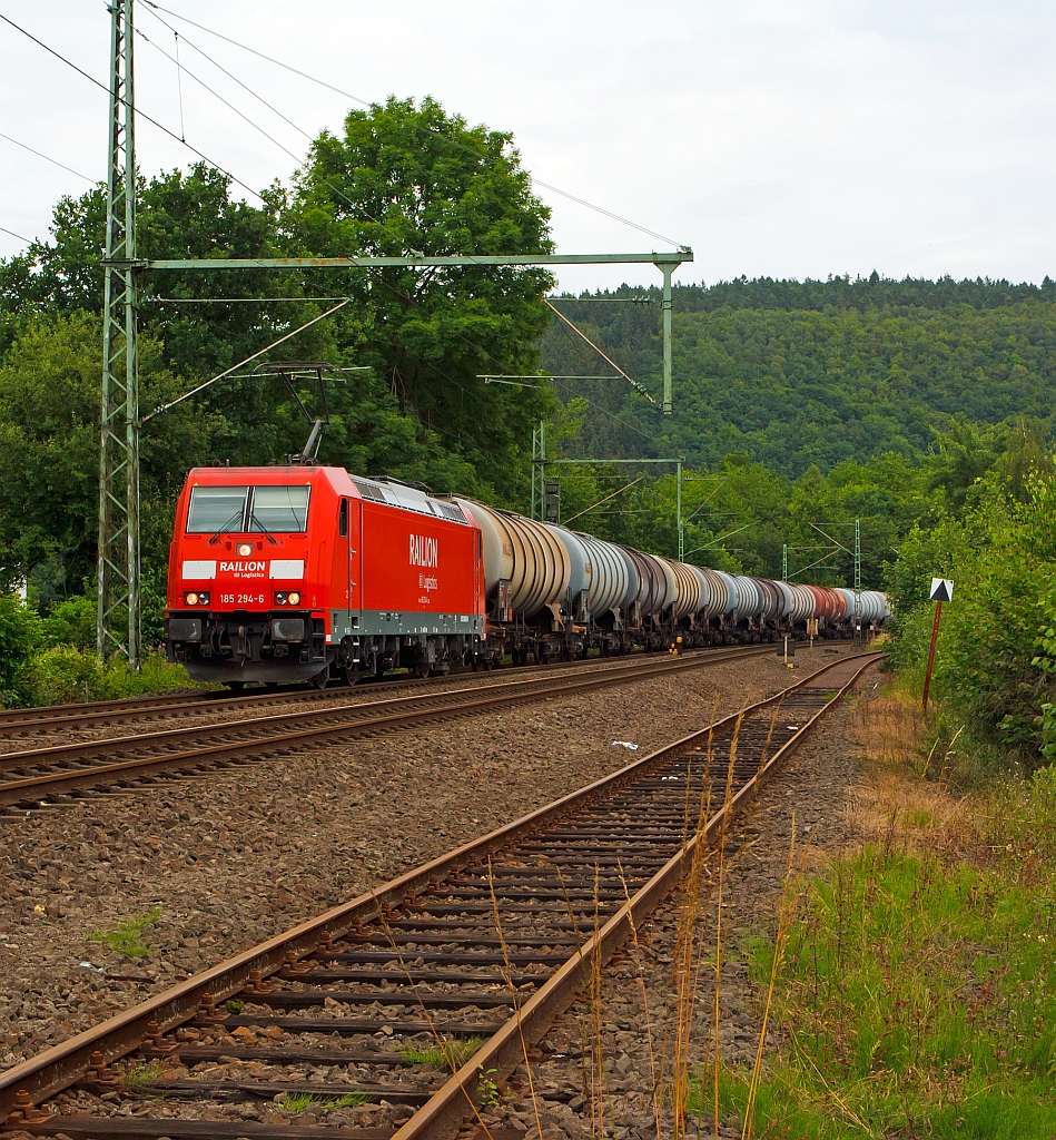 185 294-6 der DB Schenker Rail zieht eine Kesselwagenganzzug in Richtung K�ln, hier am 30.06.2012 bei Betzdorf (Sieg).