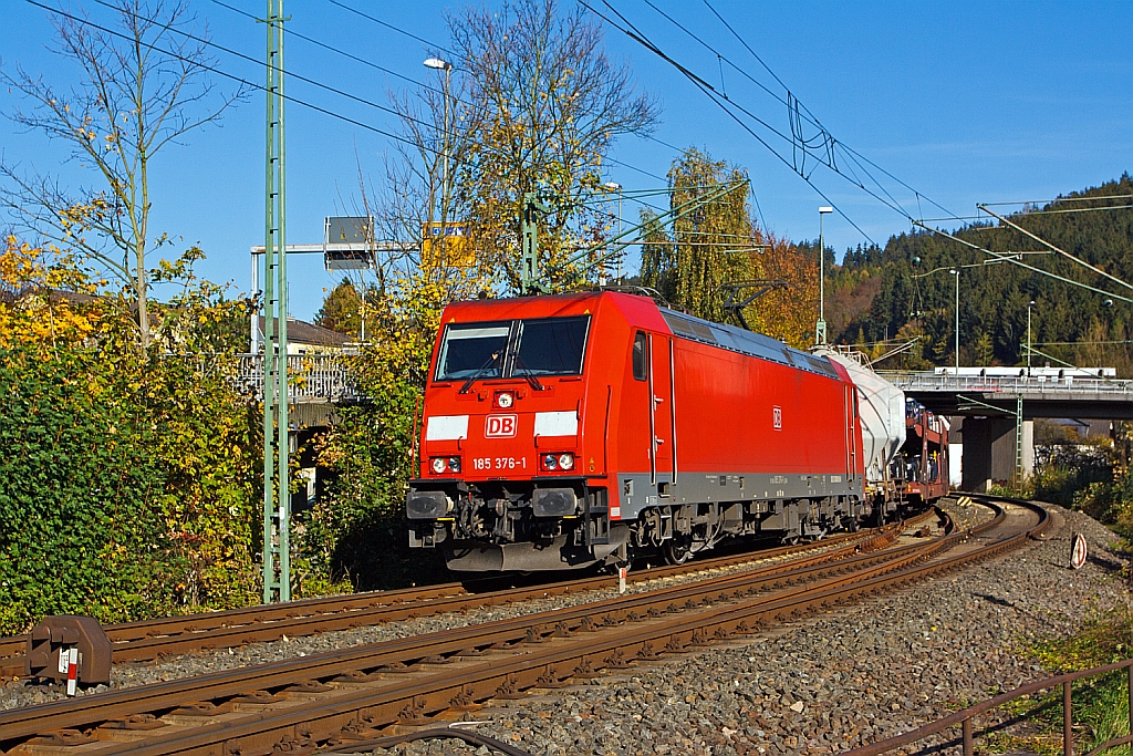 185 376-1 (eine Bombardier TRAXX F140 AC2  und somit eine BR 185.2) zieht einen gemischten G�terzug, auf der Siegstrecke (KBS 460) in Richtung K�ln, hier am 27.10.2012 kurz vor dem Bahnhof Betzdorf/Sieg (bei km 122,8).