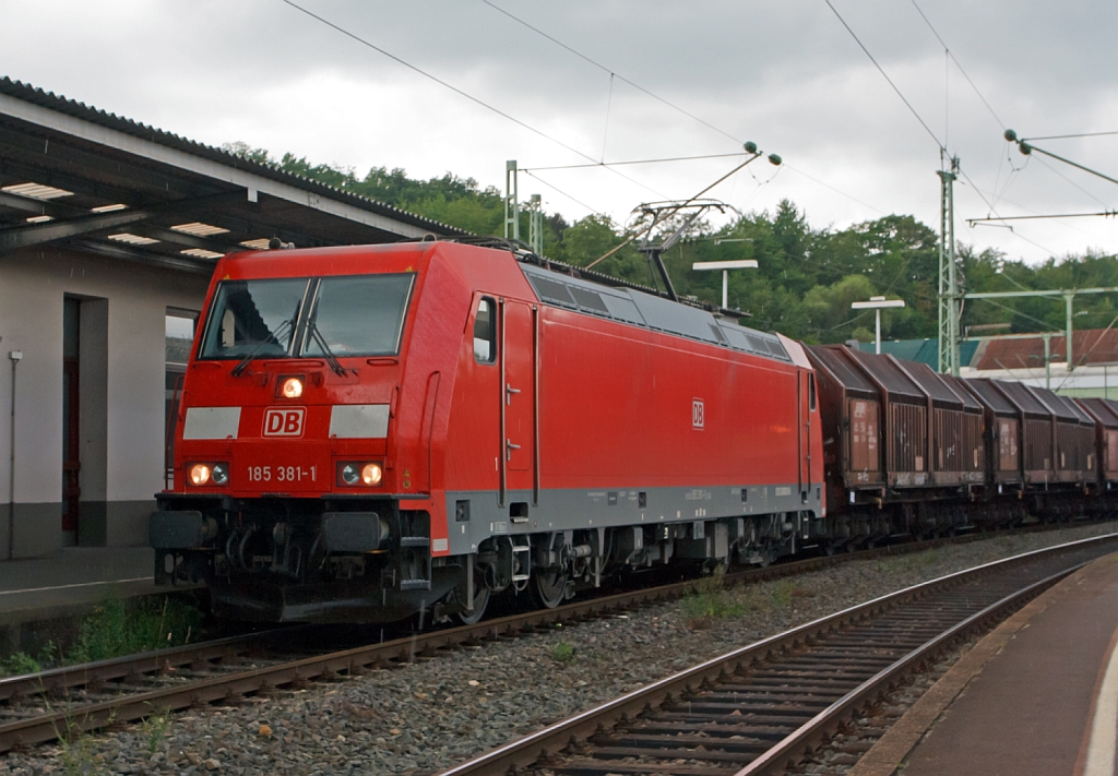 185 381-1 der DB Schenker Rail zieht am 19.07.2012 einen G�terzug durch den Bahnhof Betzdorf (Sieg) in Richtung Siegen.
