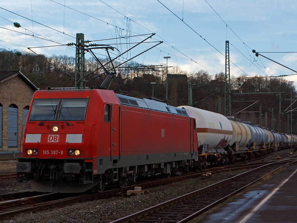 185 383-8  der DB Schenker Rail mit einem Kesselwagenzug f�hrt am 29.12.2012 durch den Bahnhof Betzdorf/Sieg in Richtung Siegen. 
Die 185.2 (TRAXX F140 AC2) wurde 2009 bei Bombardier in Kassel unter der Fabriknummer 34690 gebaut.
Technische Daten:
Netzspannungen: AC 15 kV/16.7 Hz, AC 25 kV/50Hz
Achsanordnung: Bo’Bo’ 
Antriebssystem: Tatzlagerantrieb
Radlast: 21 t 
Anzahl der Fahrmotoren: 4 
Max. Leistung: 5.600 kW (7.200 PS)
Max. Anfahrzugkraft: 300 kN 
Dienstgewicht: ca. 83 t
L�nge (�ber Puffer): 18.900 mm
H�chstgeschwindigkeit: 140 km/h