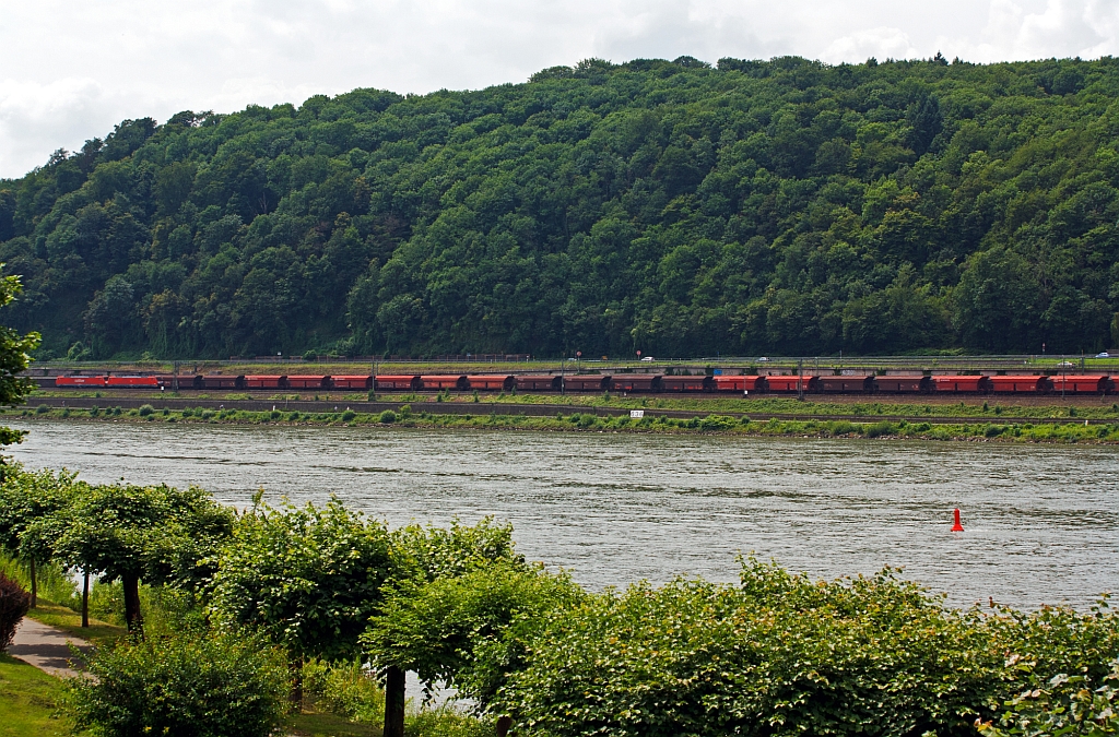 189 067-2 und 189 040-9 mit Erzzug fahren am 04.07.2012  auf der linken Rheinseite, gegen�ber von Unkel (bei Rheinkilometer 636), aufw�rts in Richtung Koblenz. 