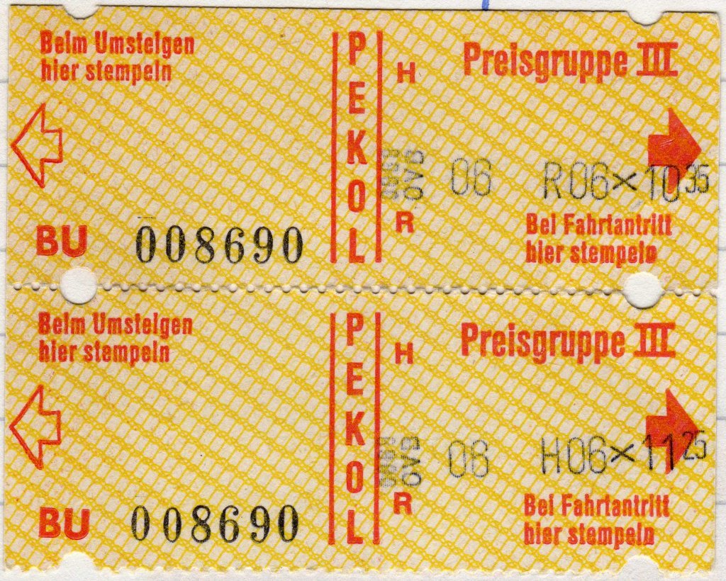 1982. Da meine Monatskarte Mitte 1982 ablief war ich nun auf Einzelfahrscheine, oder auf sogenannte Sammelfahrscheine der Preisgruppe III angewiesen. Damaliger Preis dieser Fahrscheine : 1,25 DM. Vier St�ck gab es also zum Preis von 5,- DM an den Fahrscheinautomaten, die an fast jeder Haltestelle zu finden waren. Die Fahrscheine mussten bei Fahrtantritt in den Fahrscheinentwerter gesteckt werden, der sie mit einem Stempelabdruck versah. Daraus ging als erstes die Registriernummer des Entwerters, hier 0869, die Nummer der Linie, einem R f�r R�ckfahrt oder H wie Hinfahrt, sowie dem Datum, hier 06.10. gefolgt von der Uhrzeit, hervor. Die Uhrzeit wurden alle 5 Min aktualisiert, ...