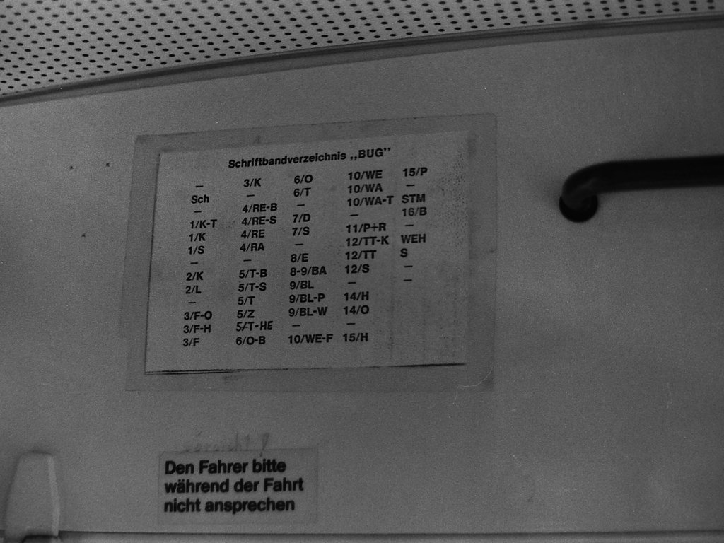 1982. Das Foto, aufgenommen am 24.01.82, zeigt die Zielschild�bersicht in Wagen 49. Normalerweise waren diese Aufkleber im Inneren des Zielschildkastens angebracht und f�r die Fahrg�ste nicht sichtbar. Die verschiedenen Buchstabenkombinationen hinter den Linienziffern, erkl�ren sich durch die ge�nderten oder verl�ngerten Streckenf�hrungen, z.B. an Wochenenden, Sonn- u. Feiertagen oder im Fahrplan nach 20.00 Uhr. So stand  1/K-T  f�r das Fahrziel KENNEDYSTRASSE bis Thomasburg, da die Linie 1 dann in s�dlicher Richtung teilweise die Linie 6 mitbediente. Die Linie 8 und 9 teilten sich das Fahrziel  BA  f�r Hauptbahnhof, w�hrend die Linie 9 entweder nach  BL  f�r Bloherfelde,  BL-P  f�r die Weiterfahrt nach Petersfehn oder  BL-W  f�r das Fahrziel Wildenloh fuhr.  S  oder  STM  stehen f�r STADTMUSEUM (ben�tigt f�r die Linien 7, 12, 16 und im Pendelverkehr),  WEH  steht f�r Weser-Ems-Halle und  Sch  f�r die Kennzeichnung als Schulbus.