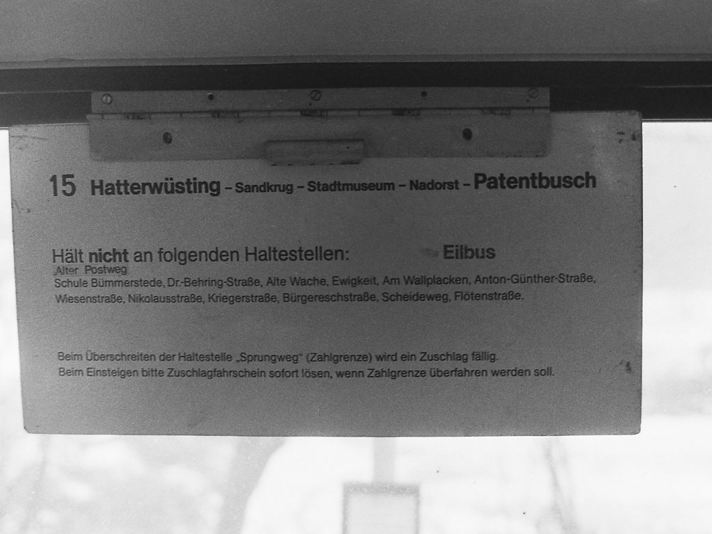 1982. Erg�nzende Hinweisschilder gab es auch auf der Linie 15. Hier eine Aufnahme vom 24.01.82. Darauf konnte der Fahrgast ablesen an welchen Haltestellen der Eilbus auf der Linie 15 NICHT hielt.