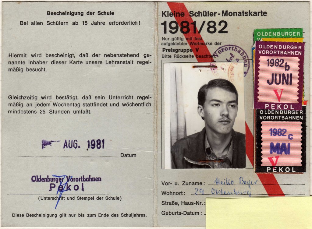 1982 gab es in Oldenburg keine Neuzug�nge im Fuhrpark der Oldenburger Vorortbahnen Pekol. Nach den Anschaffungen von ingesamt 20 neuen Linienbussen in 1980 und 1981 stand einfach kein Geld zur Verf�gung. Das gibt mir Gelegenheit hier andere Bilder zu zeigen, wie z.B. eine zeitgen�ssische Sch�lermonatskarte. Um es genauer zusagen meine  Kleine Sch�lermonatskarte 1981/1982 . Sie erlaubte es mir im gesamten Streckennetz, mit Ausnahme der zuschlagpflichtigen Strecken au�erhalb der Stadtgrenze, die Busse der OVB Pekol zu benutzen. Da ich im Sommer 1981 mit dem Fotografieren der Busse begonnen hatte und die Dienstzeit in der Regel bei zehn Jahren lag, hatte ich also in diesem Jahr die Gelegenheit noch Busse der Baujahre 1970 und 1971 zu erwischen. Da ich 1993 meine Aktivit�ten in dieser Richtung beendete haben wir an dieser Stelle also so etwas wie die Halbzeit erreicht.