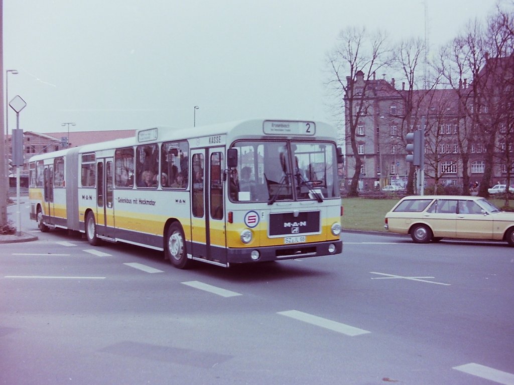 1983. Bevor in diesem Jahr neue Busse angeschafft wurden, erhielten die OVB Pekol zun�chst die Gelegenheit ein paar Vorf�hrwagen im Liniennetz einzusetzen. Im Fr�hjahr 1983 war dieser Gelenkbus von MAN mit der Typenbezeichnung SG 240 H, hier aufgenommen auf den Pferdemarkt, im Einsatz. Der Bus mit dem Kennzeichen SZ-JL 66, trug im Fuhrpark die Nummer 66. MAN wies zwar mit dem Hinweis  Gelenkbus mit Heckmotor  auf den Seiten, auf die besondere Technik dieses Fahrzeuges hin, ...