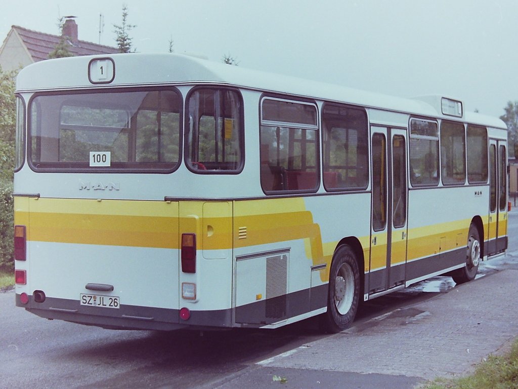 1983. Der Bus mit dem Kennzeichen SZ-JL 26 hatte diesmal die Wagennummer 100 bekommen. Analog zum Kennzeichen, wie bei dem Gelenkbus, die Wagennummer 26 zu vergeben war nicht m�glich, da ja bereits ein Bus mit dieser Nummer im Fuhrpark unterwegs war. Der Bus, hier aufgenommen am 30.06.83 an der Endstation der Linie 1 AM STADTRAND, verf�gte nicht �ber eine Linienanzeige auf der Fahrerseite, daf�r aber �ber seitliche Heckfenster. Der Auspuff wurde bei dieser Version durch die Motorklappe gef�hrt.