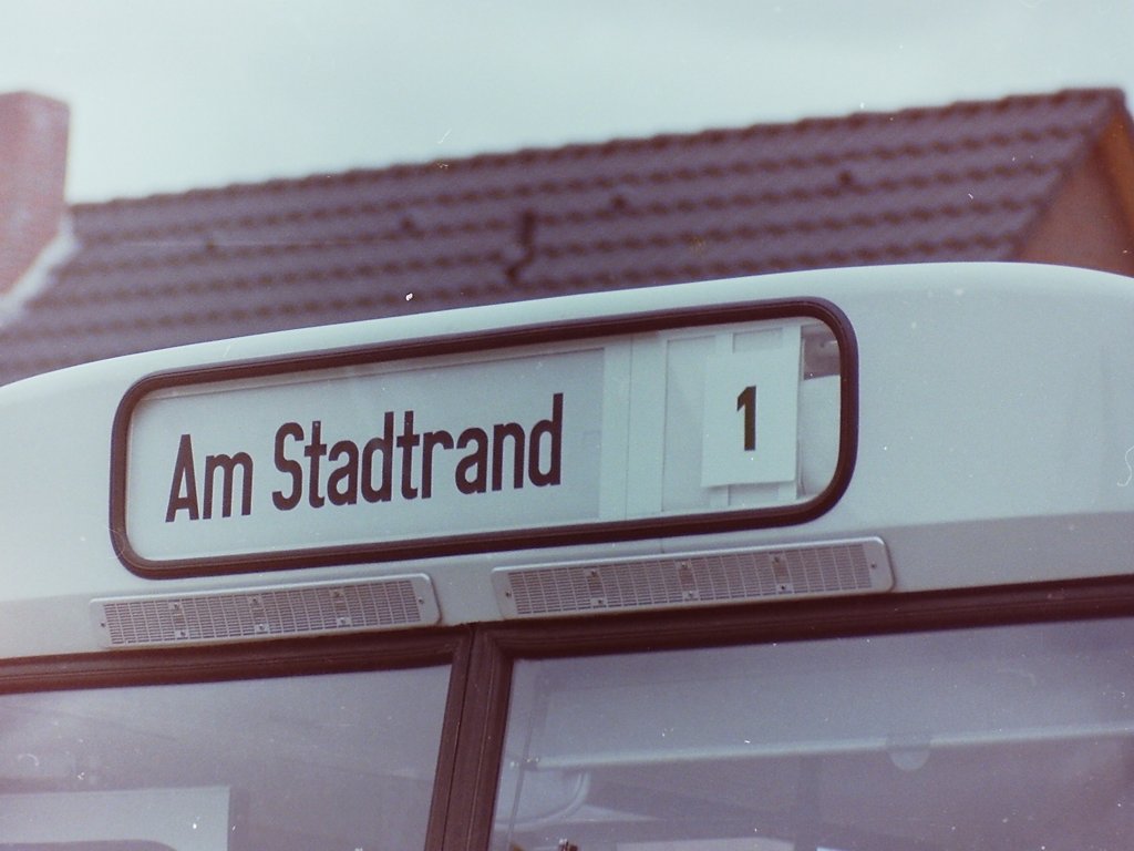 1983, Vorf�hrwagen SZ-JL 26. Der Bus wurde ausschlie�lich auf der Linie 1 eingesetzt. Das lag aber im Wesentlichen daran, dass zwar die Transparente f�r die Zielschilder benutzt werden konnten, der Bus aber f�r eine dreigeteilte Linienkennzeichnung vorbereitet war.