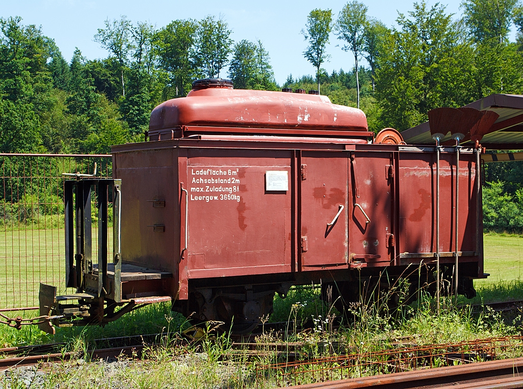2-achsiger Offener Kleinbahn-G�terwagen Nr. 103 der FGF (Feld- und Grubenbahnmuseum Fortuna, Solms), ex PKP 00-08-512-0745-6 abgestellt am 07.07.2013 bei der FGF in Solms-Oberbiel.
Der Kleinbahnwagen ist von der ehemaligen Wirsitzer Kreisbahn (pol. Wyrzysk) bei Bromber (pol. Bydgoszcz), Polen. Diese Kleinbahn geh�rte ebenso wie die Bromberger Kreisbahn zu den Westpreu�ischen Schmalspurbahnen mit 600 mm Spurweite. Sie war 1895 haupts�chlich f�r den Zuckerr�bentransport er�ffnet worden und erreichte 1948 mit einer Streckenl�nge von 206,76 km ihre gr��te Ausdehnung. Die letzte Teilstrecke f�r den G�terverkehr wurde von der PKP am 31.12.1993 eingestellt. Zentrum der Bahn war Bialosliwie (ehemals Wei�enh�he), wo ein gro�er Lokschuppen mit Drehscheibe, diverse Verladeeinrichtungen und die Hauptwerkstatt beheimatet waren.

Mit der Bezeichnung Wh diente dieser um 1943 gebauter Wagen 103 als Kohlewagen und ist mit einer auf beide Achsen wirkenden Bremse ausger�stet. Das maximale Ladegewicht des 3650 kg schweren Wagens betr�gt 8 Tonnen. 2003 wurde der Wagen zum Feuerl�schwagen umgebaut und mit einem 4000-Liter-Tank und einer Motorpumpe versehen. An Fahrtagen der FGF steht Wagen 103 einsatzbereit auf dem Kerngel�nde, bereit f�r den Einsatz auf der Rundkursstrecke im Wald.
Technische Daten:
Spurweite: 600 mm
Eigengewicht: 3.650 kg
Ladegewicht: 8.000 kg
Ladefl�che: 6 m�
Achsabstand: 2.000 mm
L�nge �ber Puffer: 5.500 mm
Breite: 1.800 mm
H�he: 2.050 mm
