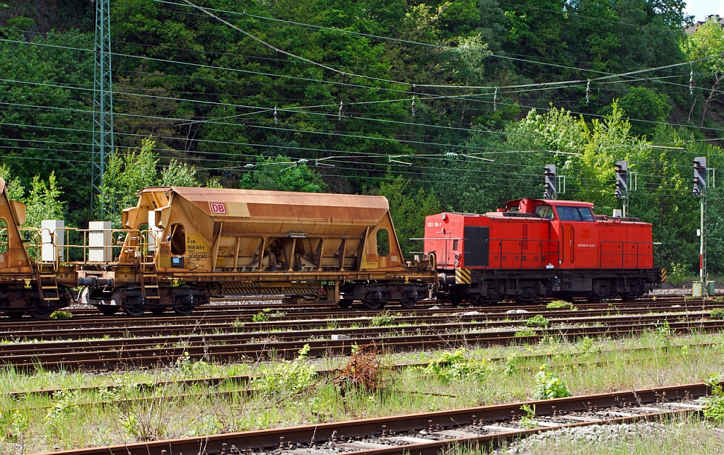 203 115-1 der Eisenbahnbetriebsgesellschaft Mittelrhein GmbH EBM Cargo GmbH, Gummersbach (NVR-Nummer: 92 80 1203 115-1 D-EBM) stellt am 13.05.2012 die leeren Schotter-Kieswagen (Facns 141) wieder in Betzdorf/Sieg ab. Die V 100.1 wurde 1972 bei LEW  (VEB Lokomotivbau Elektrotechnische Werke „Hans Beimler“ , Hennigsdorf) unter der Fabriknummer 13489  gebaut und als 110 450-4 an die DR ausgeliefert. 1984 erfolte der Umbau in 112 450-2, die Umzeichnung in 202 450-3 erfolgte 1992, die Ausmusterung bei der DB erfolgte 1998. Im Jahre 2002 erfolte durch ALSTOM Lokomotiven Service GmbH, Stendal der Umbau gem�� Umbaukonzept  BR 203.1  in die heutige 203 115-1, die Inbetriebnahme war im Jahr 2005.