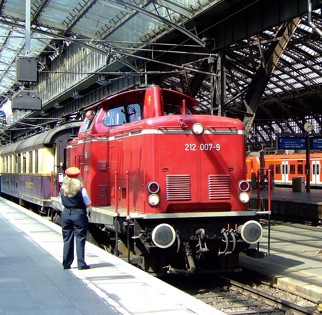212 007-9 (V100.20) mit historische Rheingoldwagen auf  Sonderfahrten  Rund um K�ln  ist am 14.08.2010  in den Hauptbahnhof K�ln eingefahren. Der Anlass war die Museumstage im Rheinisches Industriebahn-Museum (RIM) in K�ln.