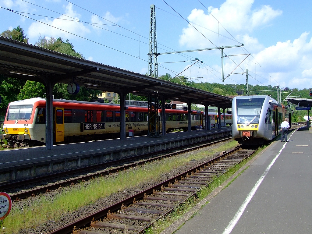 22.05.2009 in den Betzdorf/Sieg sind links auf Gleis 113 ein Diesel-Triebzug VT 628.4 / 928.4 der Daadetalbahn aus Daaden und rechts auf Gleis 102 ein Stadler GTW 2/6 der Hellertalbahn aus Dillenburg sind eingefahren.