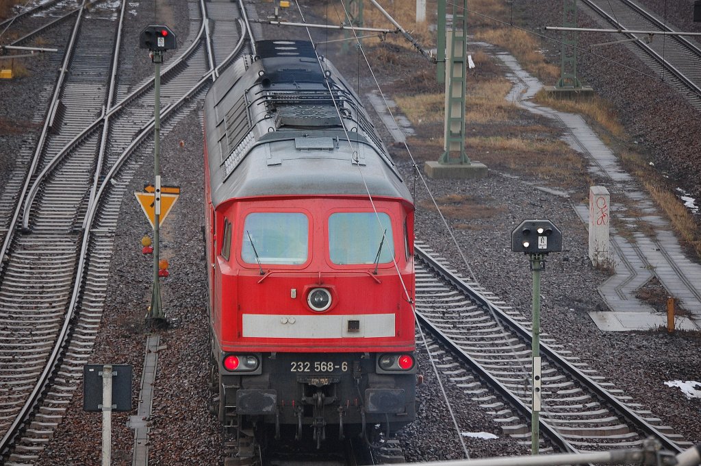 232 568-6 hat einen Kohlezug im Berliner Westhafen abgeliefert und verlt das gelnde Richtung Berlin-Spandau, 18.12.12 Berlin-Putlitzbrcke.