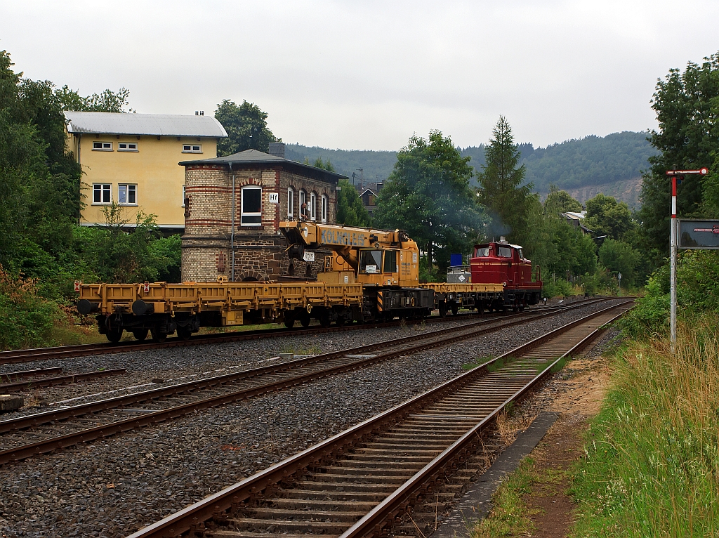
260 109-4 (V60) mit Kranzug (GS 40.08 T-Gottwald Gleiskran 45 t) der Fa. K�lngleis f�hrt am 13.07.2011 in Herdorf (leider bei Regen), am Stellwerk Hf (Herdorf Fahrdienstleiter, weiter Richtung Betzdorf.