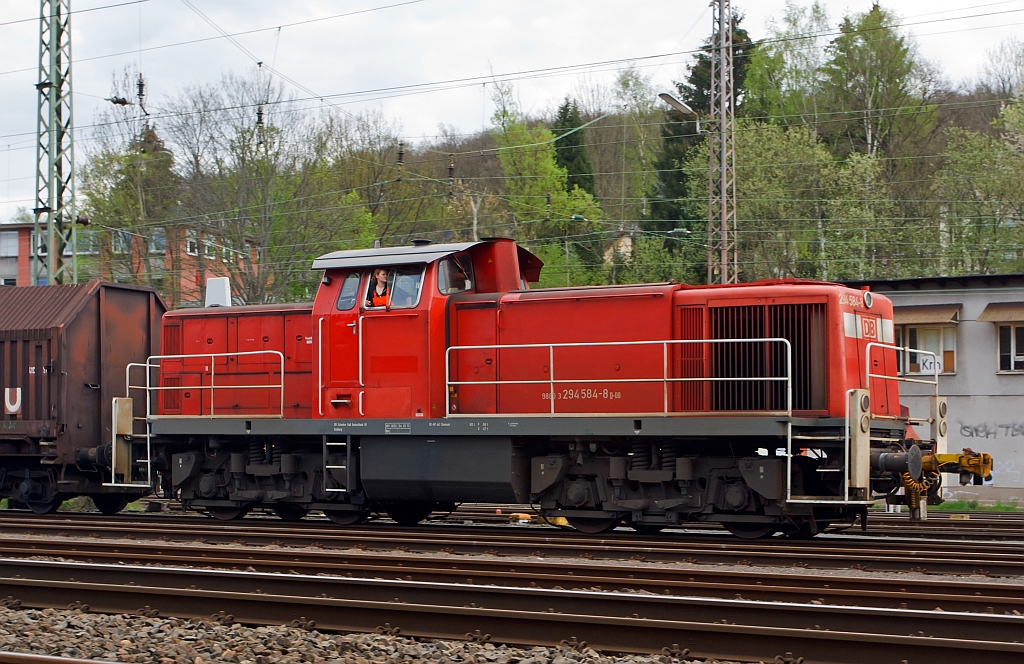 294 584-8 (V 90 remotorisiert) der DB Schenker Rail kommt am 30.04.2012 mit einem G�terzug im Rangierbahnhof Kreuztal an.
Die V 90 wurde bei Deutz 1968 unter der Fabriknummer  58314 gebaut und als 290 084-3 an die DB geliefert. 1996 erfolgte der erste Umbau und Umzeichnung in 294 084-9, 2002 die Remotorisierung mit MTU-Motor 8V 4000 R41 und Umzeichnung in 294 584-8.