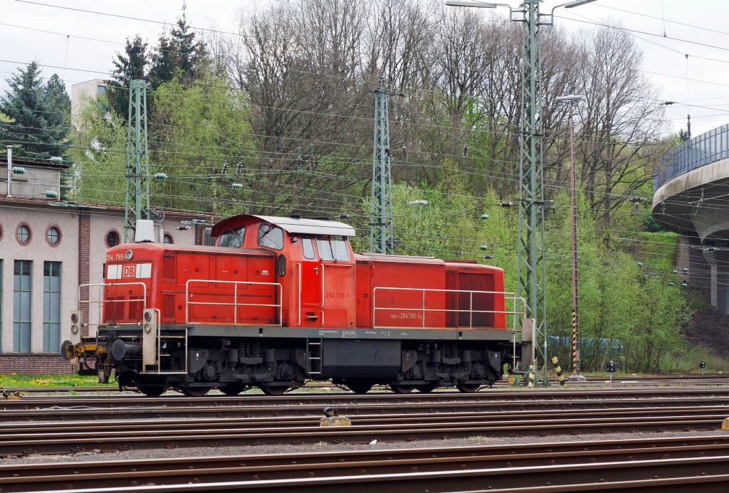 294 785-1 (V 90 remotorisiert) der DB Schenker Rail am 30.04.2012 abgestellt im Rangierbahnhof Kreuztal.
Die V 90 wurde 1972 bei MaK unter der Fabriknummer  1000585 gebaut und als 290 285-6 an die DB geliefert. 1996 erfolgte der erste Umbau und Umzeichnung in 294 285-2, 2002 die Remotorisierung mit MTU-Motor 8V 4000 R41 und Umzeichnung in 294 785-1.