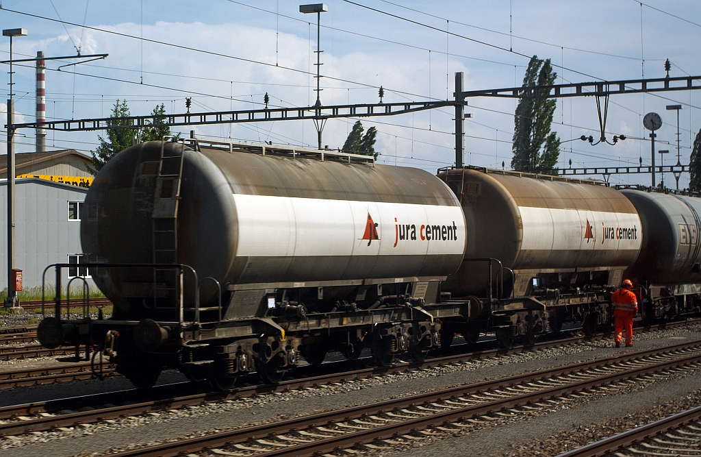 4-achiger Kesselwagen der Fa. jura cement am 25.05.2012 abgestellt bei Cressier, aufgenommen aus fahrendem ICN.