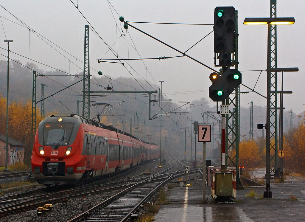 442 255 / 755 und 442 255 / 758 (Zwei gekuppelte 4-teilige Talent 2) fahren als RE 9 - Rhein Sieg Express (RSX) Aachen - K�ln - Siegen, am 18.11.2012 (bei Nieselregen) in den Bahnhof Betzdorf/Sieg ein.