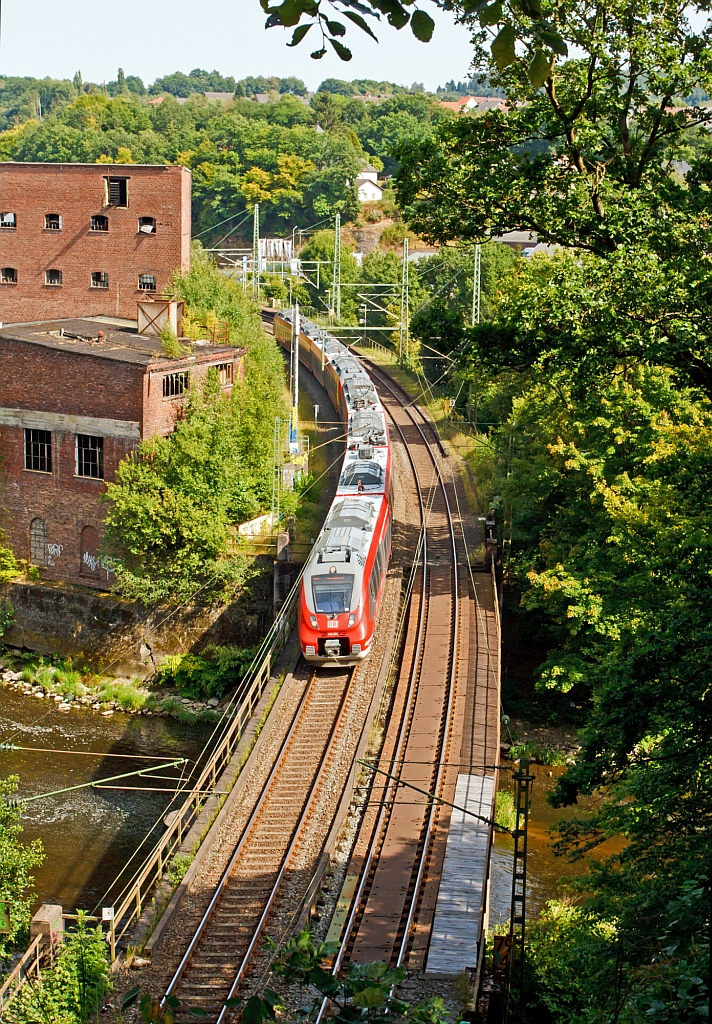 442 260 und weiterer 442er (zwei gekuppelte 4-teilige Talent 2) als RE 9 (rsx - Rhein-Sieg-Express)  Siegen - K�ln - Aachen f�hrt in Richtung K�ln, hier am 19.08.2012 auf der Siegbr�cke kurz vor dem 32 m langen M�hlburg-Tunnel (wird auch M�hleberg-Tunnel genannt) in Scheuerfeld / Sieg.