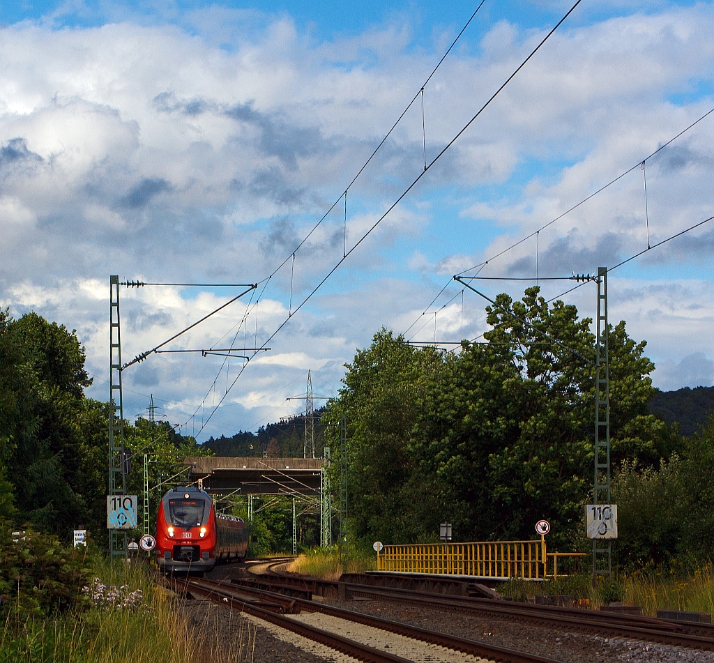 442 263 und 442 257 zwei gekuppelte Talent 2  als RE 9 (rsx - Rhein-Sieg-Express) Siegen - K�ln - Aachen fahren hier am 08.07.2012 bei Siegen-Eiserfeld in Richtung K�ln. Einen Gru� an den freundlichen Lokf�hrer, der mich hier mit dem Fernlicht gr��t.