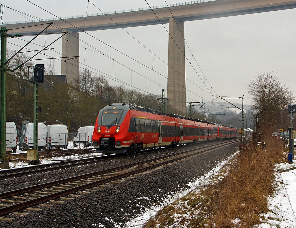 442 755 / 255 und 442 259 / 759 (Zwei gekuppelte 4-teilige Talent 2) als RE 9 - Rhein Sieg Express (RSX) Aachen - K�ln - Siegen, haben hier am 25.02.2013 gerade die 105 m hohe Siegtalbr�cke (A45) unterquert und fahren weiter in Richtung Siegen. 