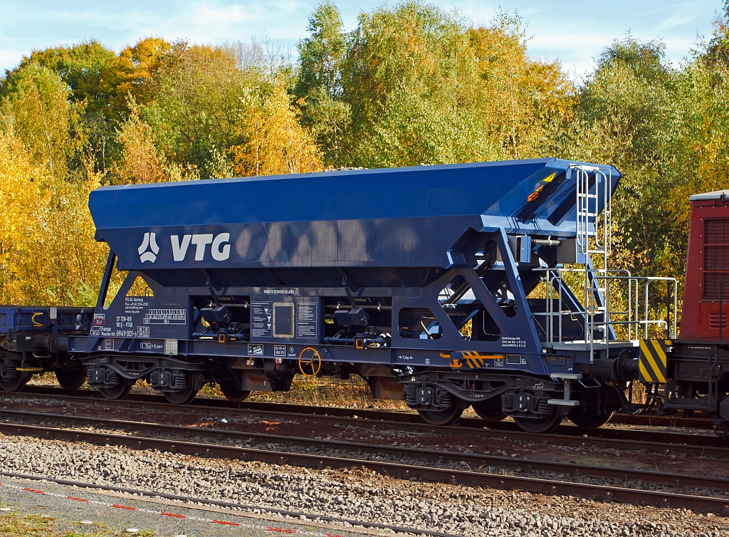 48 m� Sch�ttgutwagen (f�r Schotter) Facnps (37 80 6949 001-9) der VTG AG am 18.10.2012 im Bahnhof Herdorf (auf Gleis 4). 
Das Besondere dieses Waggons ist zum einen, dass das Ladegut nicht nur rechts- und linksseitig sondern auch gleismittig entleert werden kann. Zum anderen ist er bei einem Ladevolumen von 48m� mit 12,50 Meter L�nge besonders kurz. So k�nnen in einem Zugverband mehr Waggons fahren und dementsprechend mehr Ladung transportiert werden.