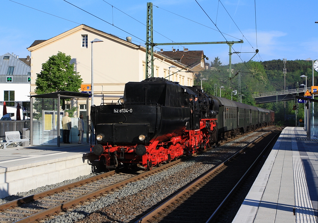 52 8134-0 der Eisenbahnfreunde Betzdorf (EFB) kommt von Siegen und f�hrt mit Sonderzug Tender voraus am 08.05.2011 in den Bahnhof Kirchen/Sieg. In Betzdorf war Kreisheimattag vom (Landkreis Altenkirchen/Ww) und 150 Jahre Streckenjubil�um Siegstrecke.