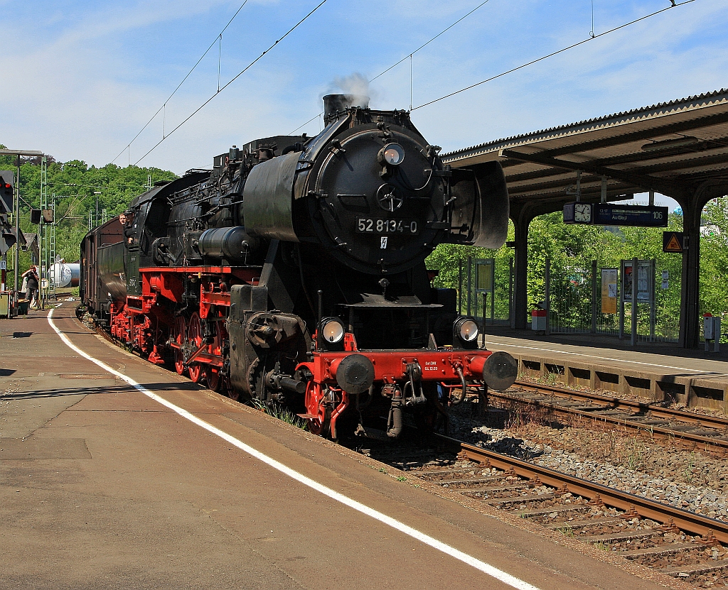 52 8134-0 der Eisenbahnfreunde Betzdorf (EFB) kommt mit Sonderzug von Au/Sieg und f�hrt Rauchkammer voraus am 08.05.2011 in den Bahnhof Betzdorf/Sieg. In Betzdorf war Kreisheimattag vom (Landkreis Altenkirchen/Ww) und 150 Jahre Streckenjubil�um Siegstrecke.