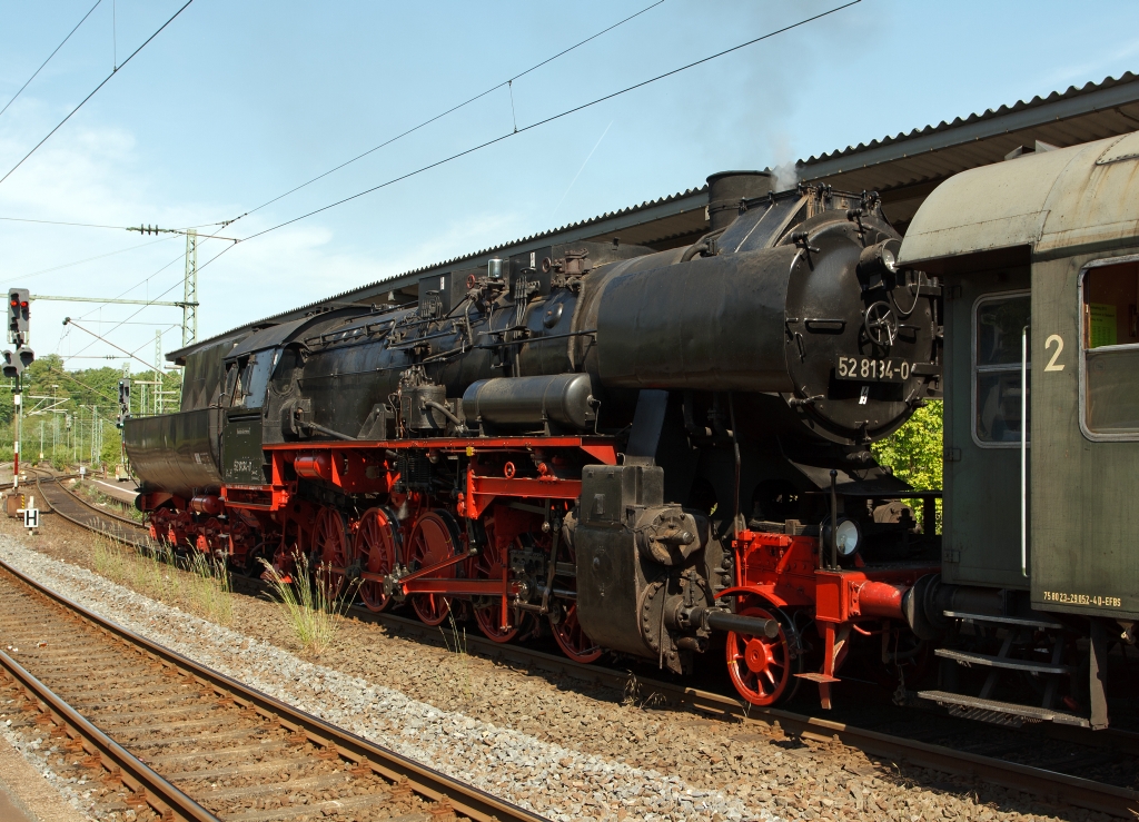 52 8134-0 der Eisenbahnfreunde Betzdorf (EFB) im Bahnhof Betzdorf/Sieg am 08.05.201. Eisenbahnfreunde fuhren Sonderfarten zwischen Siegen und Au/Sieg, anl�ssig des Kreisheimattages in Betzdorf und de 150 Jahre Streckenjubil�um Siegstrecke.
