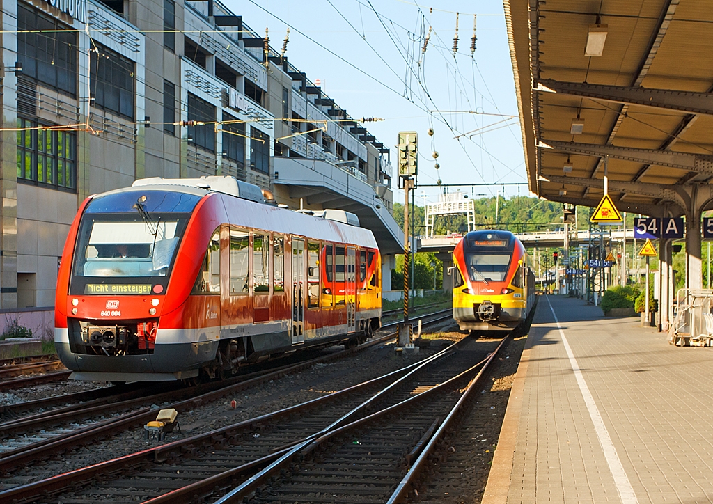 640 004 (LINT 27) der DreiL�nderBahn rangiert am 28.05.2012 im Hbf Siegen, recht steht 429 045 (5-teiliger FLIRT) der HLB (Hessischen Landesbahn) als RE 99 (Main-Sieg-Express) Siegen - Gie�en - Frankfurt/Main.