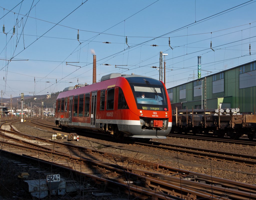 640 012 (LINT 27) der 3-L�nder-Bahn als RB 93 (Rothaarbahn) von Bad Berleburg  nach Siegen Hbf am 11.02.2012, hat den Bf Siegen-Geisweid verlassen und f�hrt nun weiter in Richtung Hbf.