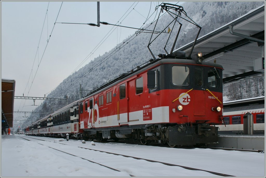 71 Jahre alt, zwar keine Z�hne mehr, aber daf�r neue  Schuhe  und auch diesen Winter bei tiefen Minustemperaturen im Einsatz: der De 110 002-3. 
(Leider neigt das Bild leicht nach recht, aber wenn ich es ausrichte, ist der Stromabnehmer weg...)
Interlaken, den 4. Feb. 2012