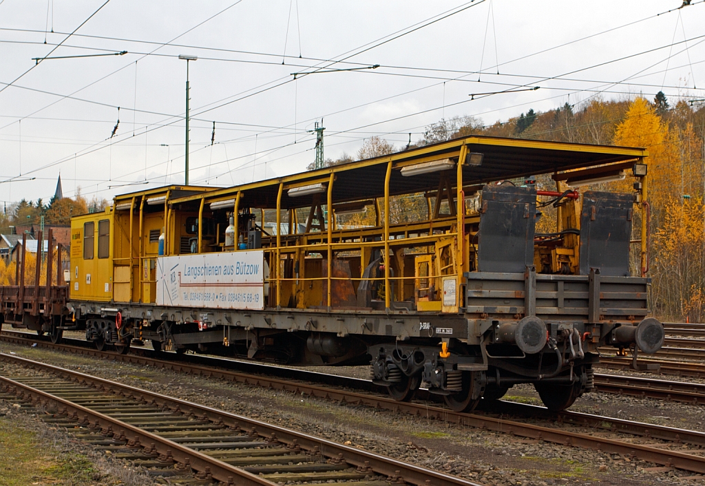 AAW 2 Aufnahme- und Abzugswagen (Schweres Nebenfahrzeug Nr. 97 30 15 902 57-8) von Vossloh Rail Center B�tzow, abgestellt in Betzdorf/Sieg am 11.11.2012. Das Eigengewicht betr�gt 34,0 t. Dieser Wagen dient zum Be- und Entladen von Schienen bis 180 m L�nge auf/von Schwellenk�pfen bzw. in/aus Gleismitte, in Kombination mit Langschienentransporteinheiten z.B. Bauart STS.