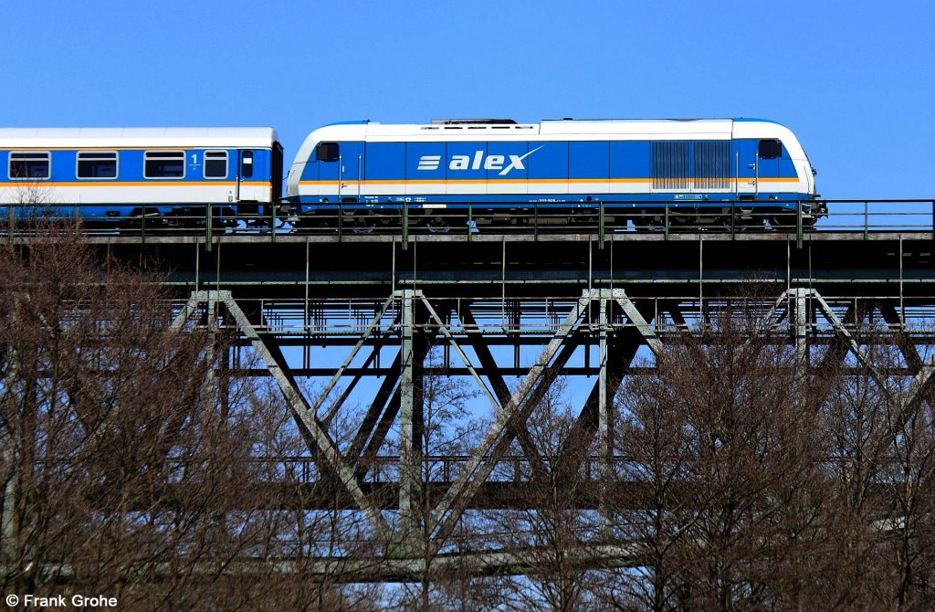 Abwechslung bringt die Vogtlandbahn mit Ihren ALEX-Z�gen: Hier VBG 223 068-8 vor ALX 84115 Hof - M�nchen, KBS 855 Regensburg - Hof, fotografiert auf dem Th�lauer Viadukt am 28.04.2012 