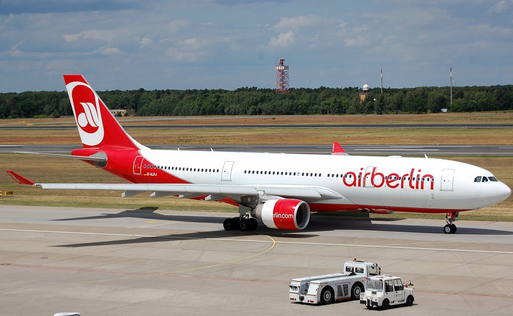 Air Berlin mit Airbus A330-223 (D-ALPJ) auf dem Weg zur Startbahn Flughafen Berlin Tegel am 09.06.12 Mittags.