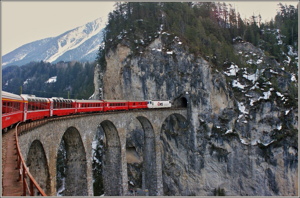 Albulaschnellzug nach St.Moritz auf dem Landwasserviadukt kurz vor Filisur.
(20.03.2009)