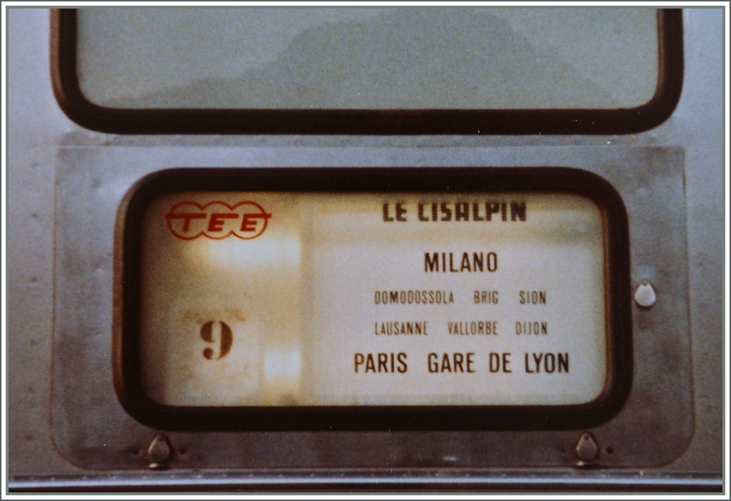 Als  Cisalpin  noch Garnat f�r erstklassiges Reisen war: Zugschild des TEE LE CISALPIN. 
Abfotografiertes 110-Film Bild/18. Oktober 1983
