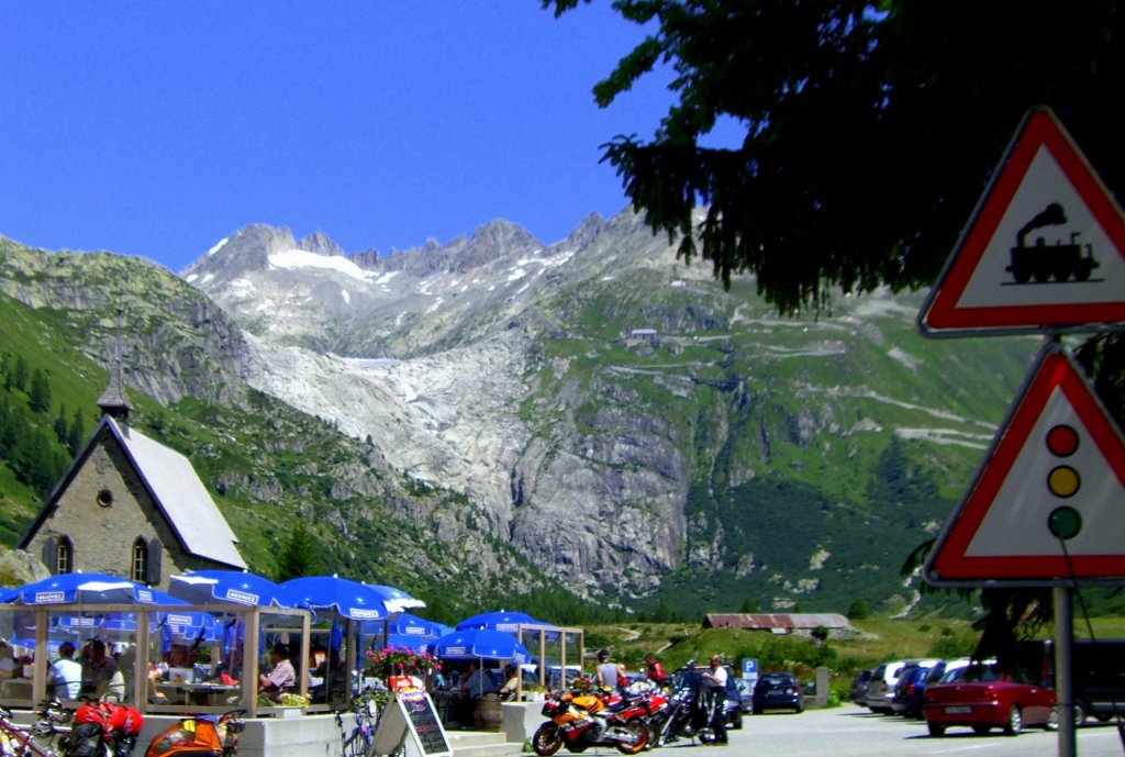 Als m�gliche Folge des Klimawandels ist zu sehen, wie weit sich der Rhonegletscher zur�ckgezogen hat. Aufnahme aus Gletsch vom 01.08.2007