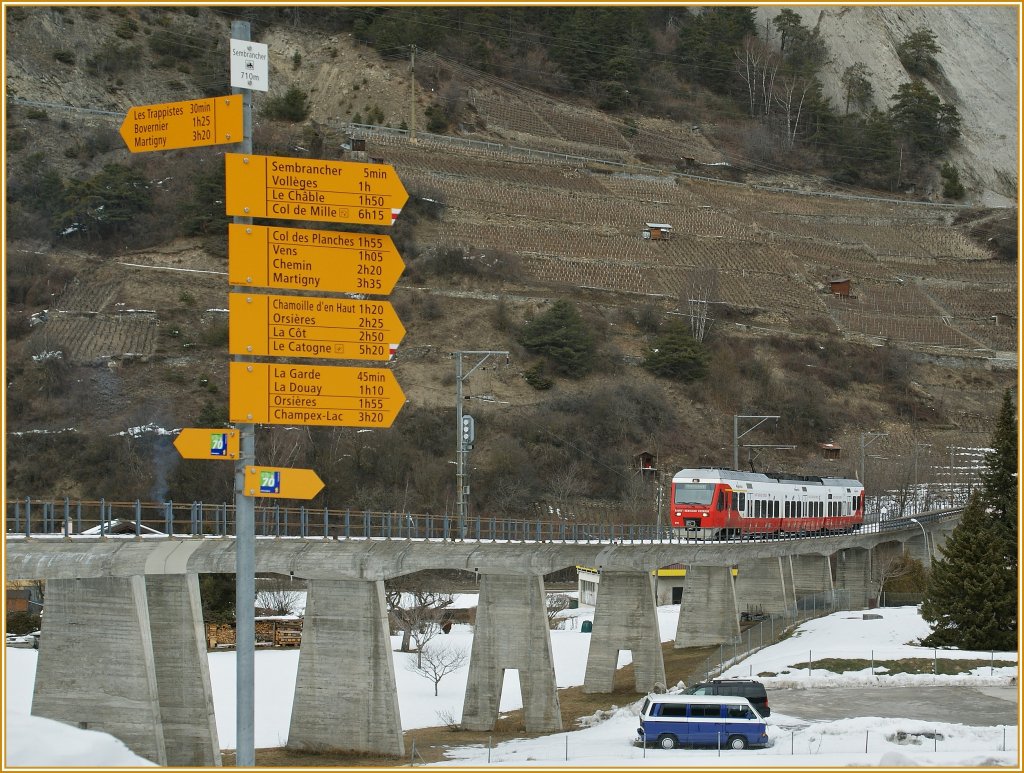 Also doch Wanderschuhe, Armin...
M-O (TMR/Region Alps) RABe 527 512-8 auf dem Viadukt bei Sembrancher.
27. Jan. 2013
