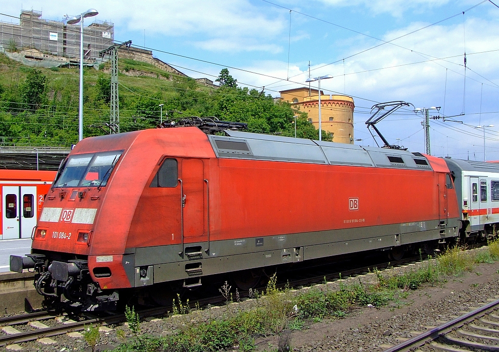 Am 02.08.2010 steht 101 084-2 mit IC im Hbf Koblenz. 145 Loks wurden bei Adtranz zwischen 1997 und 1999 gebaut und stehen bis heute im Dienst der Deutschen Bahn AG . H�chstgeschwindigkeit bei einer Zuglast von 500t betr�gt 220 km/h. �berwiegend sind sie  vor IC- und EC-Z�gen zusehen, ab und zu  aber auch vor G�terz�gen. Mit ihren 6.400 KW sind sie ein Allroundpferd.