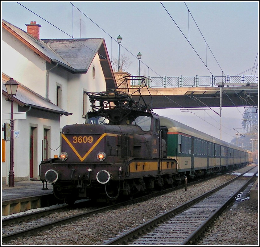 Am 03.03.2004 war die Welt f�r die Fans der 3600er noch in Ordnung. BB 3609 erreicht im Regelverkehr den Bahnhof von Clervaux mit dem morgendlichen Nahverkehrszug Troisvierges - Luxembourg. (Hans)