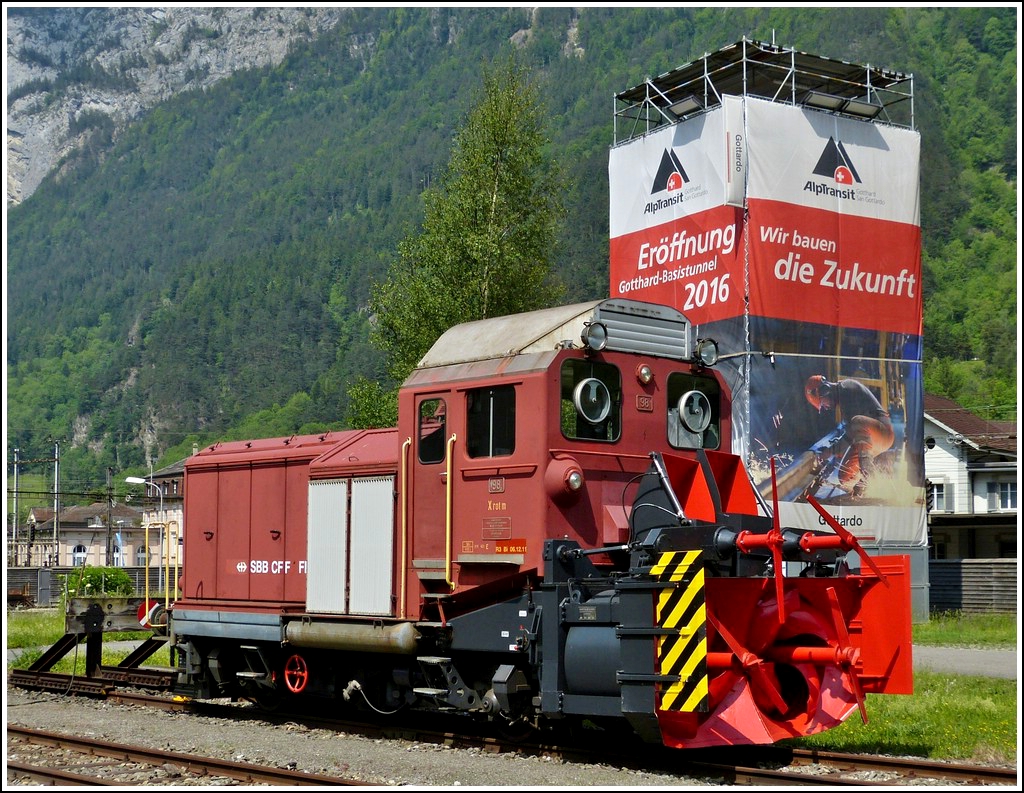 Am 24.05.2012 konnte ich die SBB Schneeschleuder X rot m 98 in Erstfeld ablichten, im Hintergrund ist der Aussichtsturm mit der Werbung f�r den Bau des Gotthardbasistunnels zu sehen, von dem aus ich das Bild der Re 10/10 mit dem Kistenzug gemacht habe. (Hans)