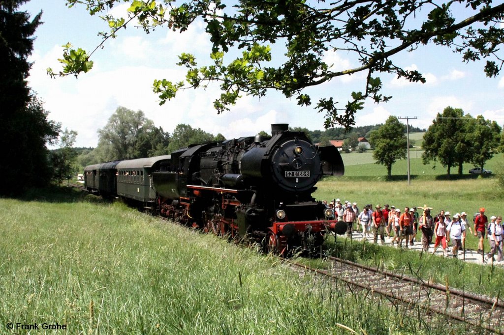 An diesem Tag waren sehr viele Fotografen an der Strecke unterwegs, aber wie der Zufall so will, stand ich an dieser Stelle allein. So gibt es vom Zusammentreffen des Sonderzuges mit 52 8168-8 vom Bayerischen Eisenbahmuseum N�rdlingen und der Prozession nach Alt�tting nur diese beiden Exklusivfotos!
--> fotografiert bei Weihmichel am 05.06.2011
 
